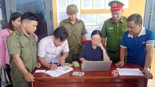 Công an xã biên giới phối hợp phát quà tặng đồng bào dịp Lễ Quốc khánh