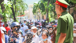 Người dân phấn khởi nhận quà Quốc khánh 2/9