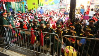 Niềm vui nhân đôi của các cựu chiến binh khi chờ xem diễu binh, diễu hành