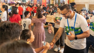 Khoảnh khắc người dân bất ngờ khi CEO Pharmacity trực tiếp phát nước trong đêm Đại lễ