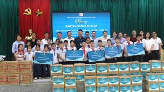 Nhà xuất bản Giáo dục Việt Nam tặng sách cho học sinh vùng khó, “đồng hành cùng em đến trường”