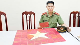 Đại uý Công an tạo lá cờ Tổ quốc và số 80 từ 34 giấy chứng nhận hiến máu tình nguyện