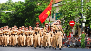 Đi giữa vòng tay nhân dân