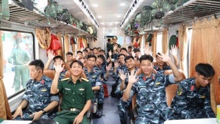 Xúc động giây phút tiễn đoàn diễu binh – diễu hành A80 trở về đơn vị công tác