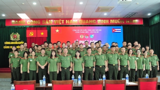 Công an cửa khẩu Cảng hàng không quốc tế Nội Bài quyên góp ủng hộ nhân dân Cuba