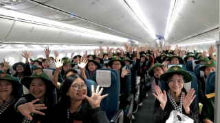 Chuyến bay đặc biệt đưa hơn 360 chiến sĩ hoàn thành nhiệm vụ A80 về TP Hồ Chí Minh