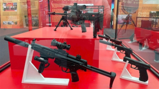 Tàu, súng và dấu ấn bình yên giữa sắc đỏ triển lãm