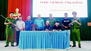 Lan tỏa ý thức người dân tự nguyện giao nộp súng, kiếm tự chế