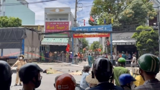 Đi tìm nhà trọ, 2 mẹ con tử vong thương tâm dưới bánh xe tải