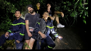 Cảnh sát xuyên đêm cứu nạn hai du khách người Nga lạc đường trên núi Cô Tiên