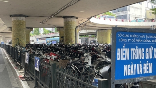Hàng loạt bãi gửi xe vẫn “án binh” dưới gầm cầu