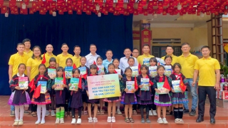 Nhà xuất bản Giáo dục Việt Nam tặng sách giáo khoa cho học sinh các vùng khó khăn