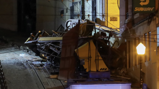 Tàu điện leo núi nổi tiếng Lisbon trật bánh, ít nhất 15 người thiệt mạng