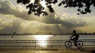 Miền Bắc nắng mạnh, trời nóng bức