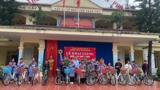Công an xã Bắc Hà trao tặng 25 xe đạp và 10 suất học bổng cho học sinh