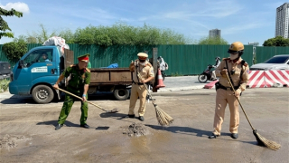 Cảnh sát truy tìm tài xế làm đổ dầu ra đường rồi bỏ đi