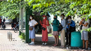 Miền Bắc nắng nóng ngày khai giảng năm học mới, Nam Bộ mưa dông