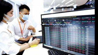VN-Index lần đầu tiên vượt 1.700 điểm
