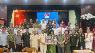 Trao tặng di ảnh anh hùng, liệt sĩ và giới thiệu Hồi ký "Chiến trường và quê hương"