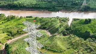 Thấy gì từ việc T&T Group của bầu Hiển thần tốc hoàn thành đường truyền tải điện từ Lào về Việt Nam?