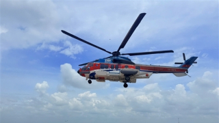 Điều trực thăng bay ra Trường Sa cứu bệnh nhân nguy kịch