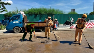 Xử phạt tài xế xe tải để dầu diesel tràn xuống đường