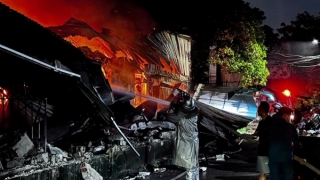 Khống chế vụ cháy xưởng sản xuất ô trên phố Ngô Gia Tự