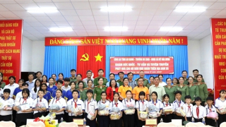 Khám chữa bệnh, phát thuốc miễn phí và tặng quà cho hơn 350 người dân, học sinh nghèo