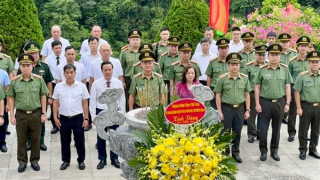Deputy Minister Pham The Tung pays tribute to President Ho Chi Minh