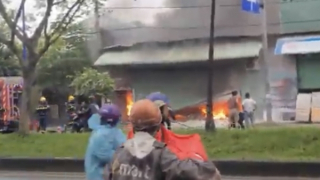 Dùng xe nâng phá cửa cuốn, dập tắt đám cháy kho hàng