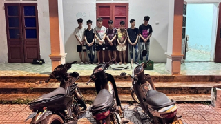 Mang kiếm và vỏ chai bia ném vào nhà dân, quay clip đưa lên mạng