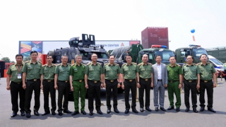 Lãnh đạo Bộ Công an tham quan Triển lãm 80 năm thành tựu đất nước