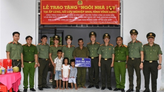 Công an Cửa khẩu Cảng HKQT Tân Sơn Nhất trao tặng nhà 19/8 tại Vĩnh Long