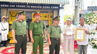 Đồng đội và người dân tiếc thương Trung tá Nguyễn Đông Cánh