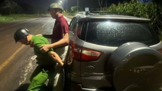 Phát hiện xe ô tô có dấu hiệu bất thường, Công an xã kịp thời cứu người đàn ông bị đột quỵ