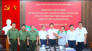 Trao Giấy chứng nhận quyền sử dụng đất để thực hiện dự án xây dựng nhà ở cho CBCS tại phường Khương Đình