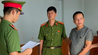 Bắt tạm giam kẻ hành hạ con đẻ sau khi ly thân với vợ