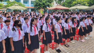 TP Hồ Chí Minh: Phụ huynh bức xúc việc học sinh phải học ngày thứ 7