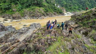 Ra mỏm đá giữa sông câu cá, nam thanh niên bị nước cuốn trôi