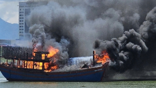 Ngọn lửa dữ dội bao trùm tàu cá trên sông Nhật Lệ