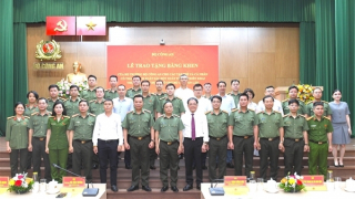 Khen thưởng các tập thể, cá nhân trong triển khai thực hiện các dự án hỗ trợ Bộ Công an Lào