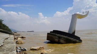 Đề xuất tháo dỡ công trình “bàn tay khổng lồ” nghiêng ngã ở biển Hải Tiến