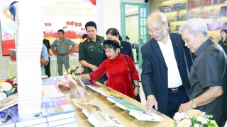 "Cuộc đổ bộ" của những cuốn sách mang tinh thần Cách mạng Tháng Tám