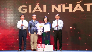 Trao giải cuộc thi viết “Cha và con gái” lần thứ 3.