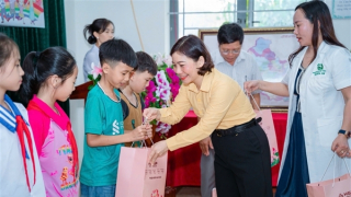 Khám sức khỏe và trao quà cho học sinh nghèo Vĩnh Tường