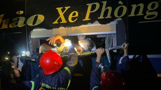 TNGT trên cao tốc La Sơn- Túy Loan, 12 người mắc kẹt trong xe khách