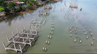Hàng ngàn cọc bê tông nham nhở trên vịnh đẹp Lăng Cô khi nào mới được tháo dỡ?