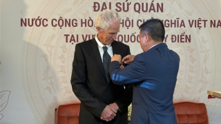 Trao tặng đạo diễn Bo Öhlén Kỷ niệm chương "Vì sự nghiệp Văn hóa, Thể thao và Du lịch"