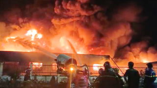 Cảnh sát sử dụng robot dập tắt đám cháy lớn trong khu công nghiệp