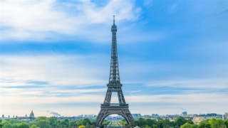 Tại sao cứ hè đến, Tháp Eiffel lại cao lên?